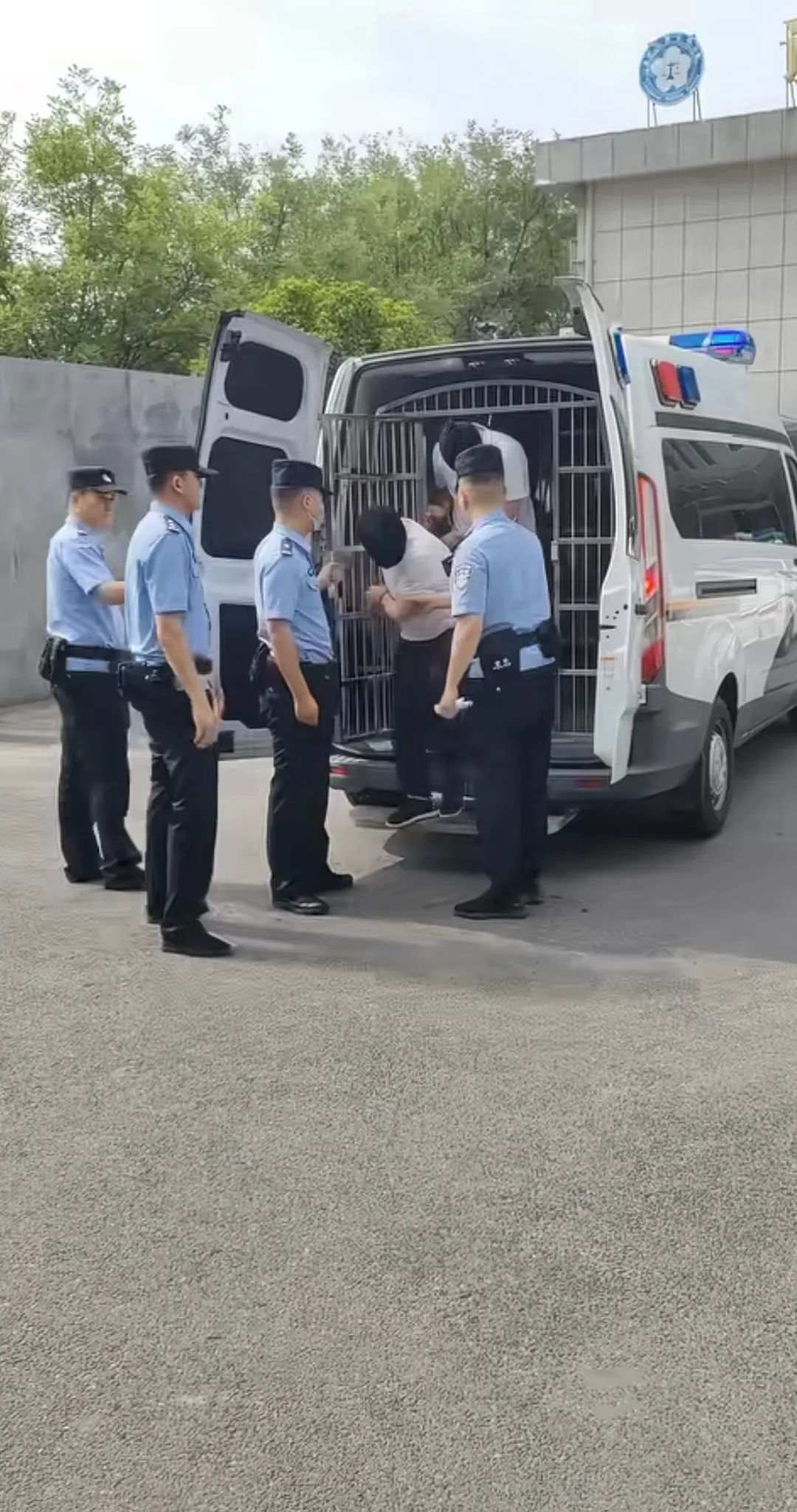 为什么要蒙住他们的眼睛？