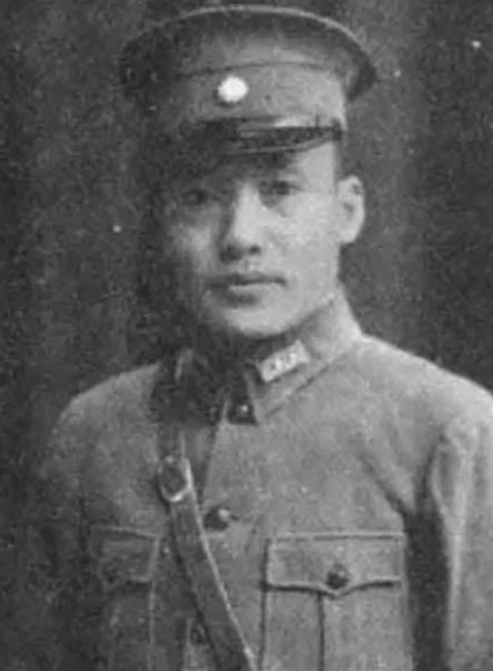 1936年，一名国民党中将跟随红军走完长征，谁知等到了延安，毛主席却对他挥了挥手