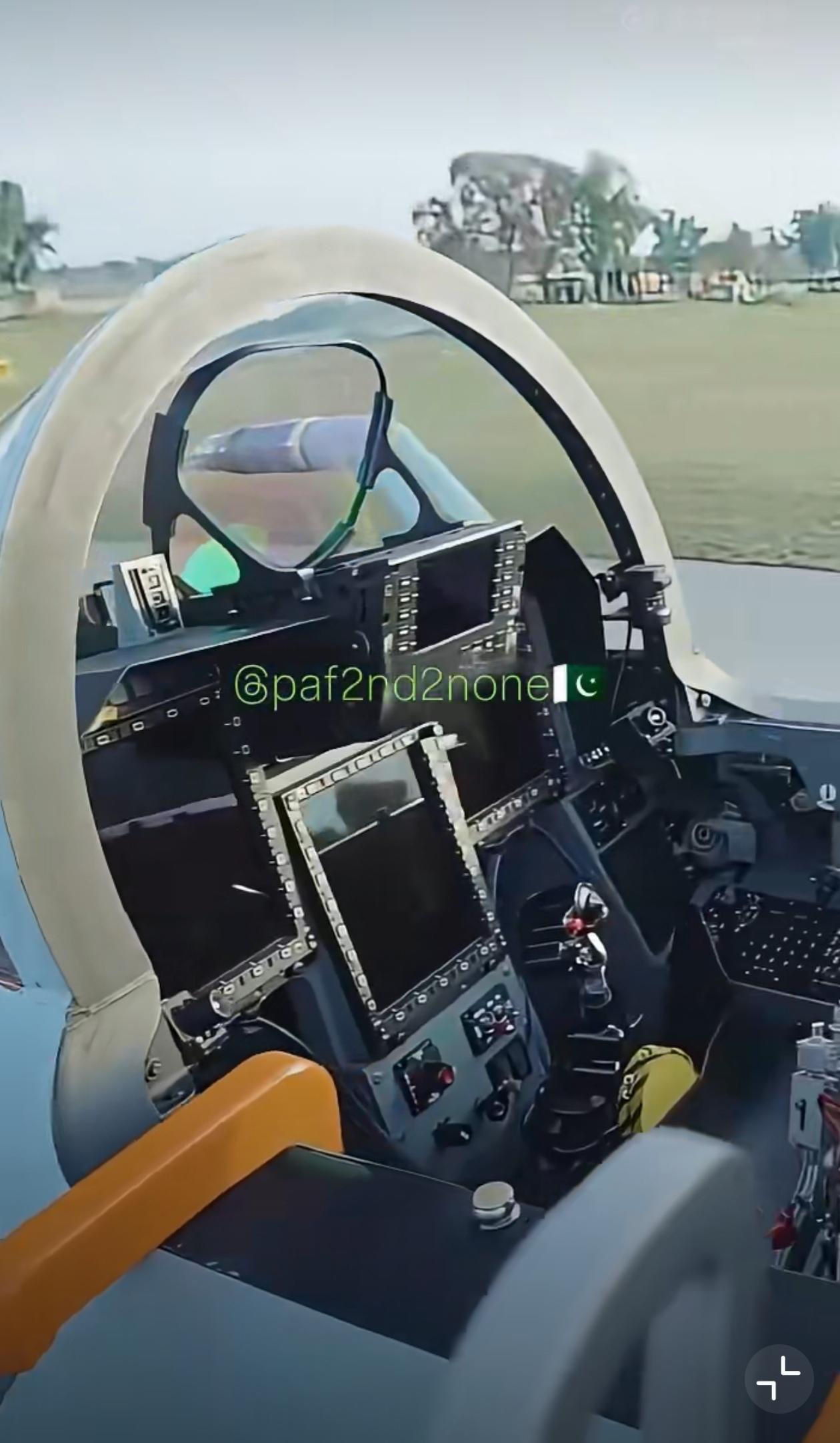 两张巴基斯坦装备的歼十CE的座舱清晰照片，经典的三代、三代半战斗机的一平三下布局