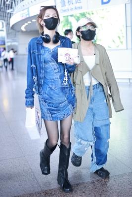 张予曦街拍穿搭：牛仔衬衫外套+紧身牛仔裙+丝袜+黑色长靴这样穿，尽显时髦摩登