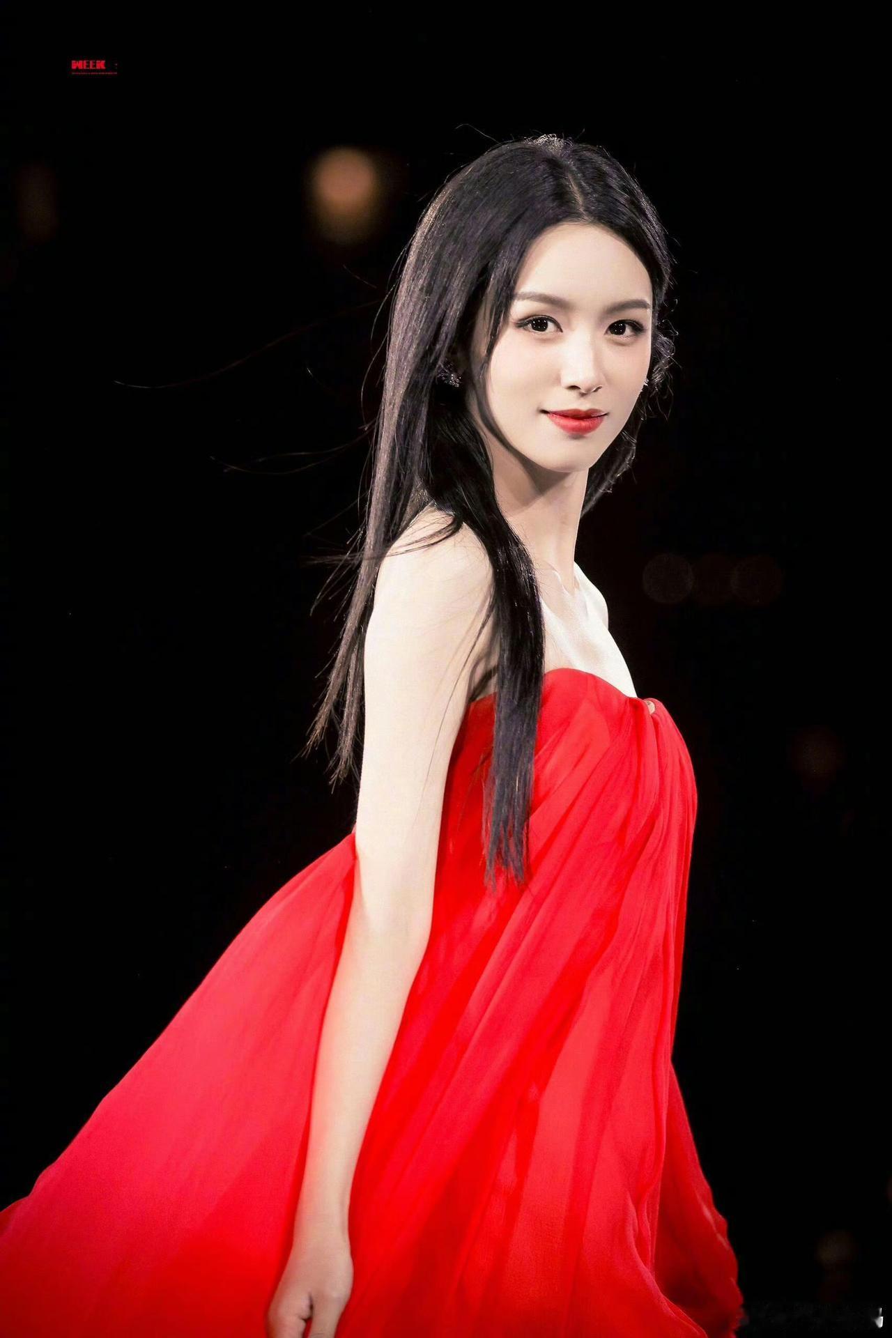 也子的巴黎之行简直就是一场视觉盛宴，每一套look都让人眼前一亮😘周也