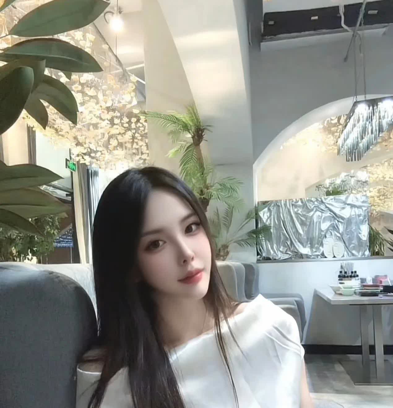 相个亲，居然消费32万？昨天上海一个男子发视频，说相亲一女子，见过面以后，双