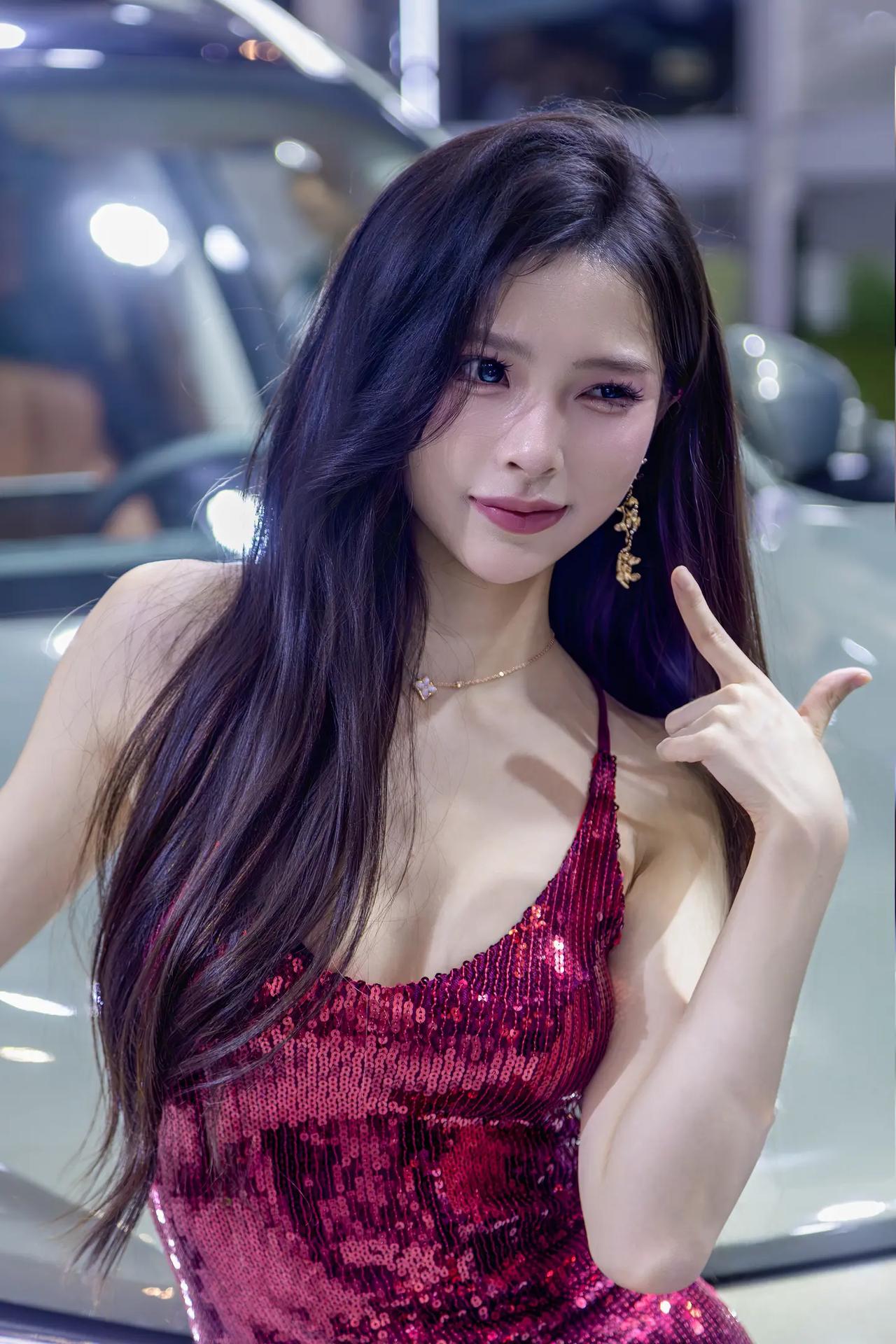 ✨闪耀红裙之夜✨车边摆拍，优雅迷人！车模小梨花。💃🏻✨