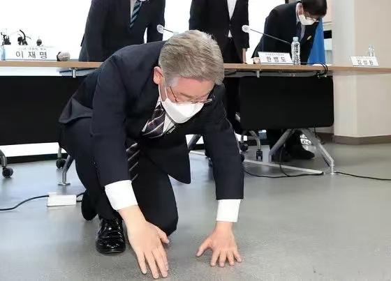 以前的李在明有多无畏，现在就有多怂，被美国两次戏耍。李在明首访美国，下飞机就