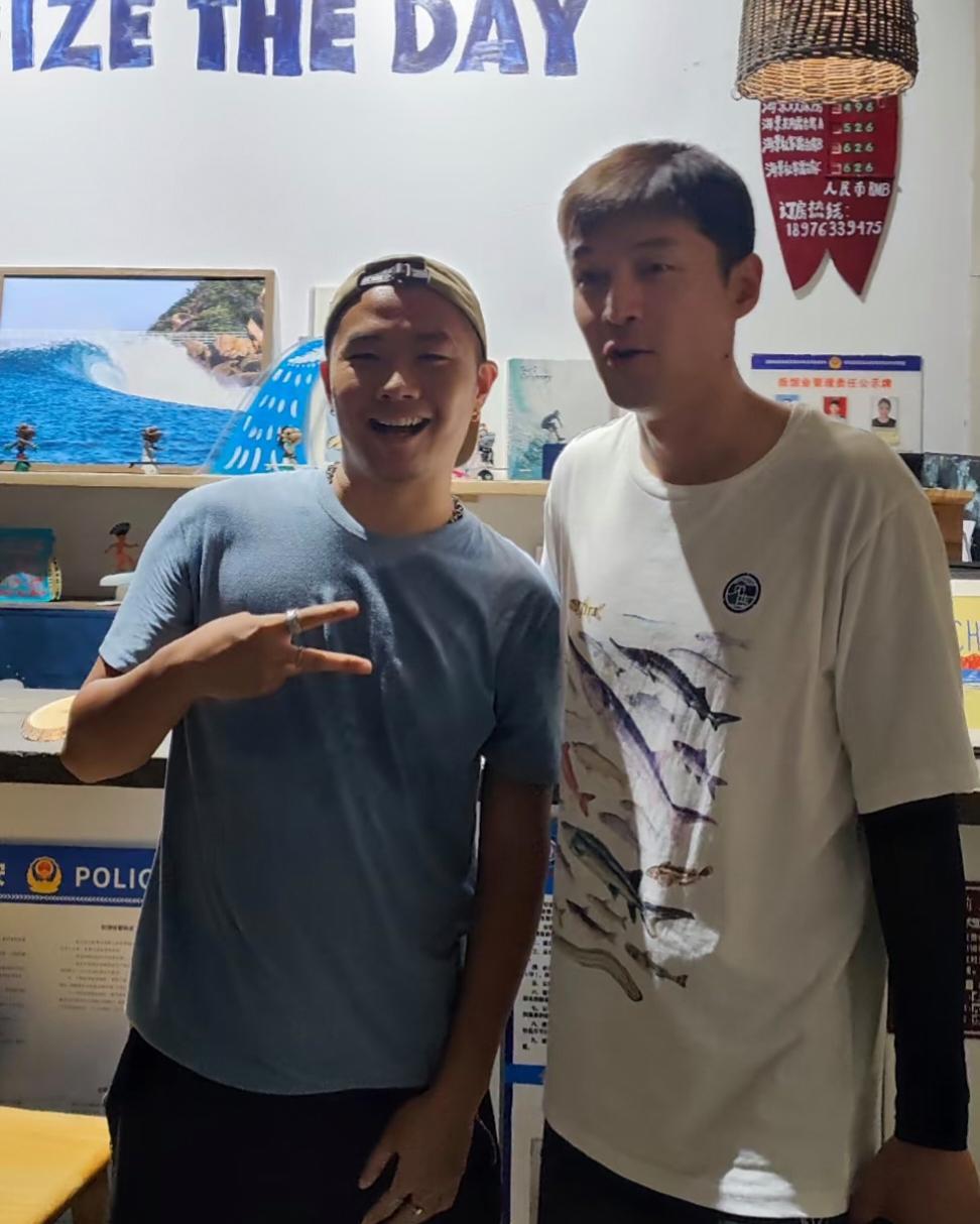 43岁胡歌现身海南三亚，他的穿衣打扮好朴素，真人看起来太普通了，好接地气，难怪受