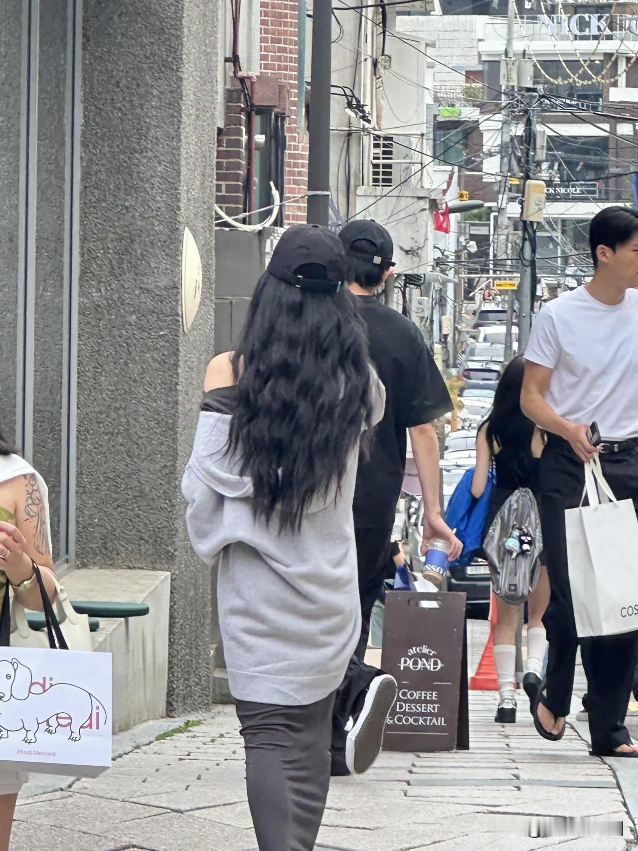 王勉和美女韩国约会被认出，神情慌张无措！立马和旁边的美女保持了距离！然后就大步走