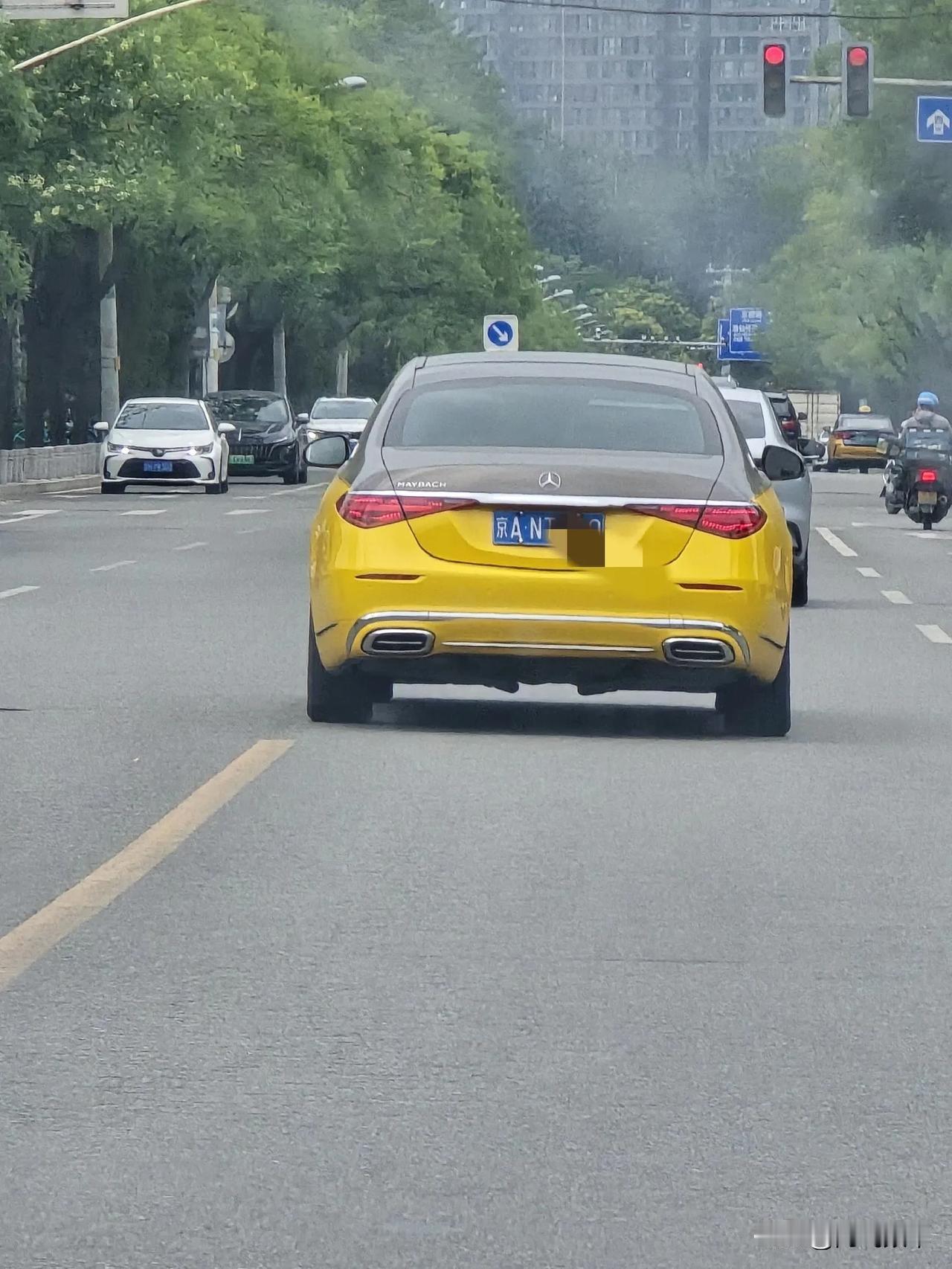 黄色的迈巴赫太好看了，估计是吃麦当劳送的吧？迈巴赫高级轿车迈巴赫豪华车迈巴赫