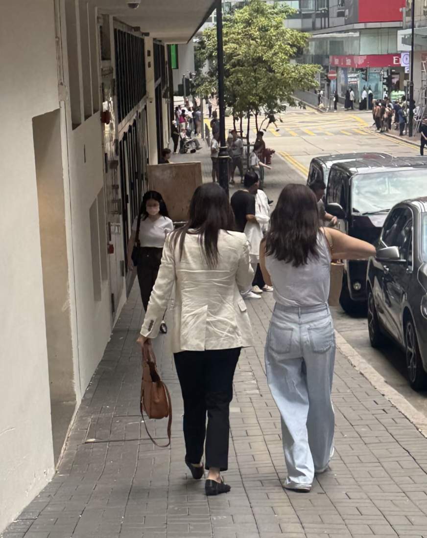 郭晶晶逛街被偶遇，穿得像大妈？网友吵翻了！45岁郭晶晶现身香港中环，跟朋友一起扫货。路人镜头里的她，