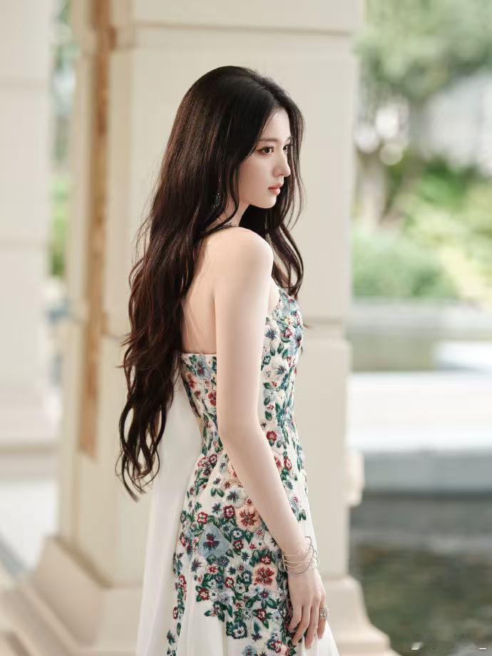 王楚然乱花渐欲迷我眼满屏的花与她相映成趣，王楚然举手投足间都散发着温柔气息。