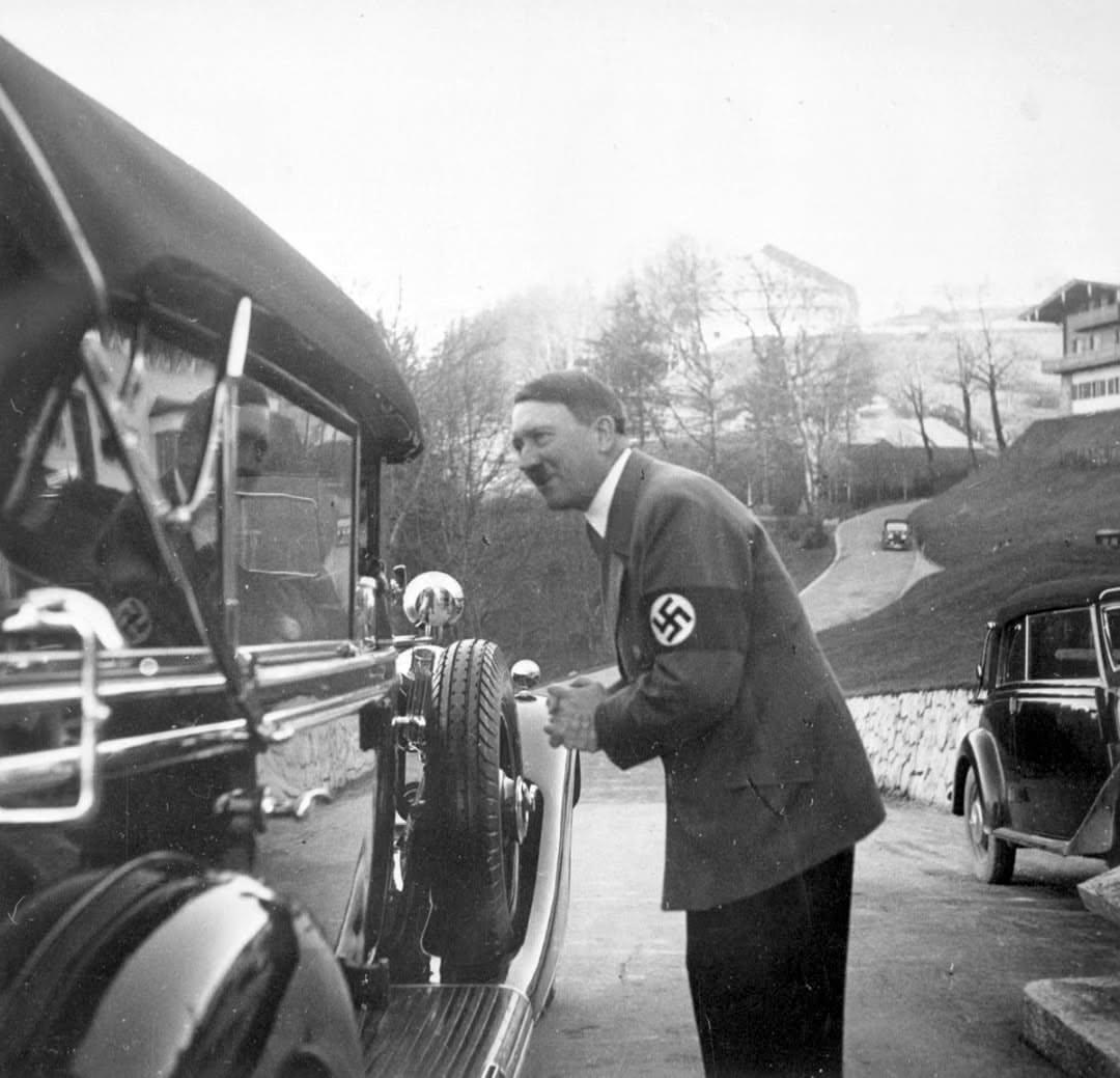 1938年11月27日，阿道夫·希特勒在巴伐利亚阿尔卑斯山的贝格霍夫别墅外，向纳