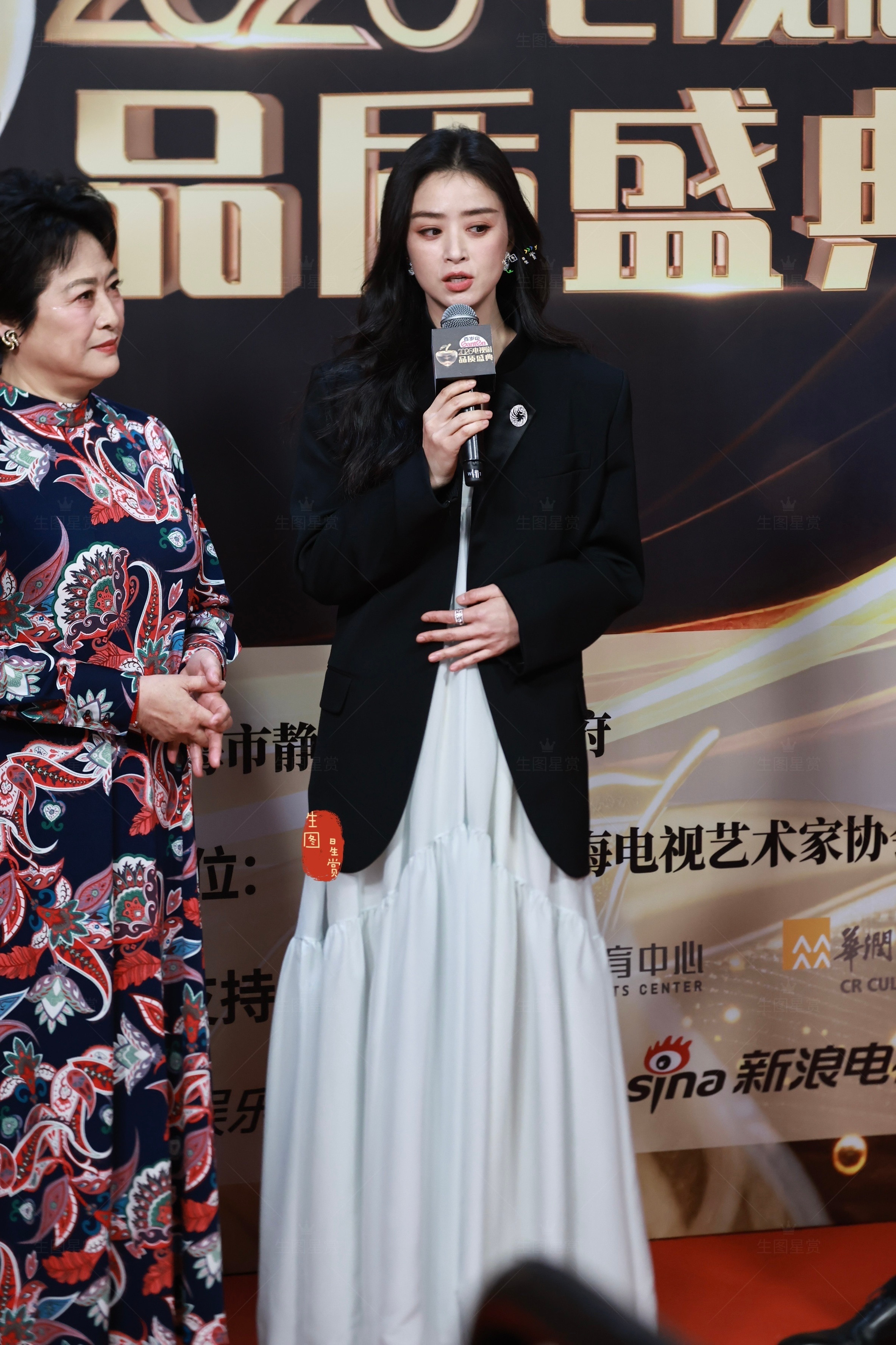 黑白配的蒋欣，一秒代入了华妃娘娘电视剧品质盛典红毯生图