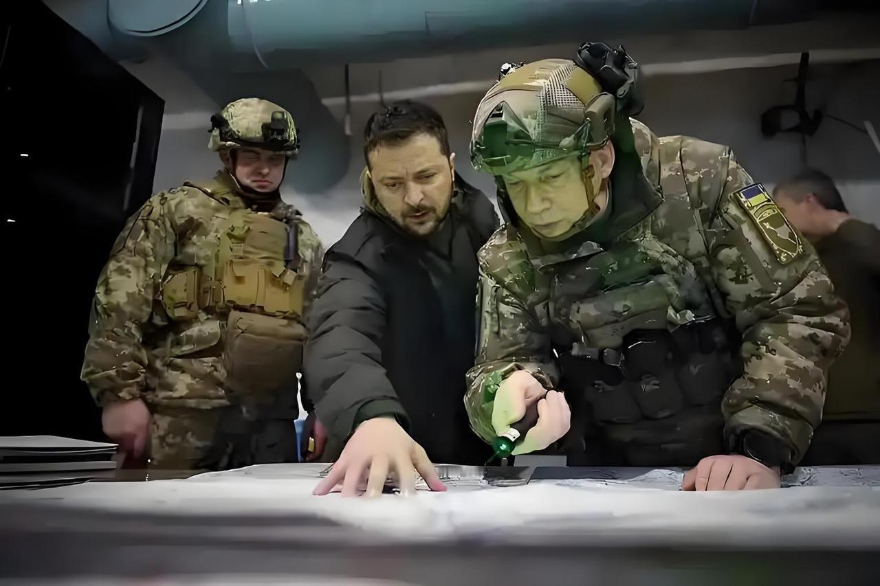 新华社消息，11月3日，泽连斯基向媒体公开通报了乌军前线战况，包括战斗最激烈的波