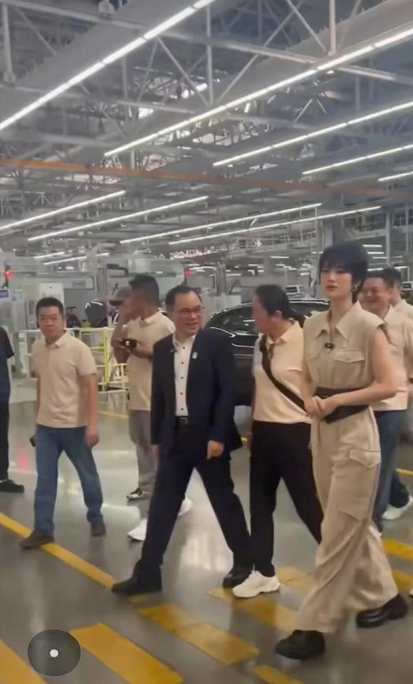 姚安娜在长安汽车工厂参观的时候，发生了一件有趣的事情。姚安娜经过一个机器的时候，