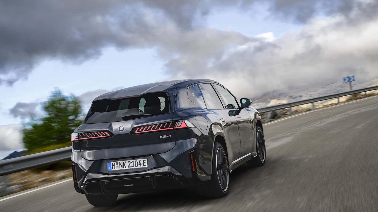 在众多车企摇摆不定时，宝马坚持“油电并行”战略。为推动电动化，宝马在“新世代”项