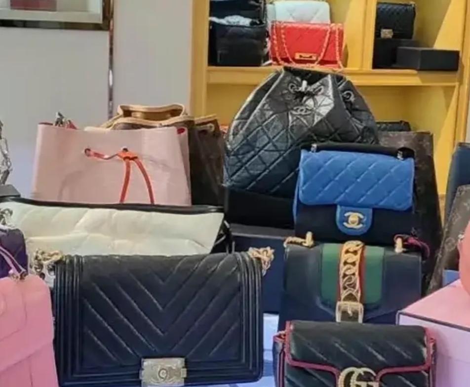 湖南长沙，女子发现自己总价值13万的名牌包包、手表在家中不翼而飞，就在女子准备报