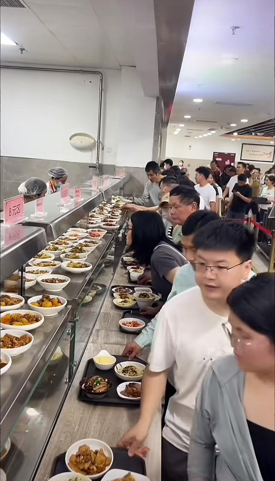 五一上热搜的不是景区，而是荣昌政府食堂，3元起步的小碗菜，挤了7000人去吃，暴