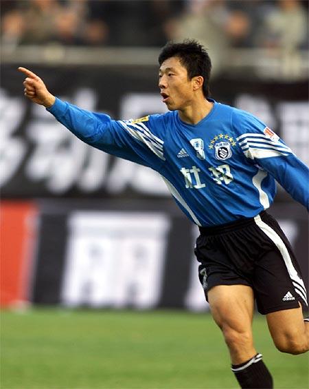 王鹏：队里李明买了辆丰田3400，我暂时还没准备买车，因为我根本不会开。有人以为