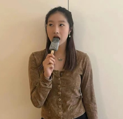 文章和马伊琍的大女儿爱玛长得真像文章，虽然不是第一眼美女，但长得还挺有辨识度的。