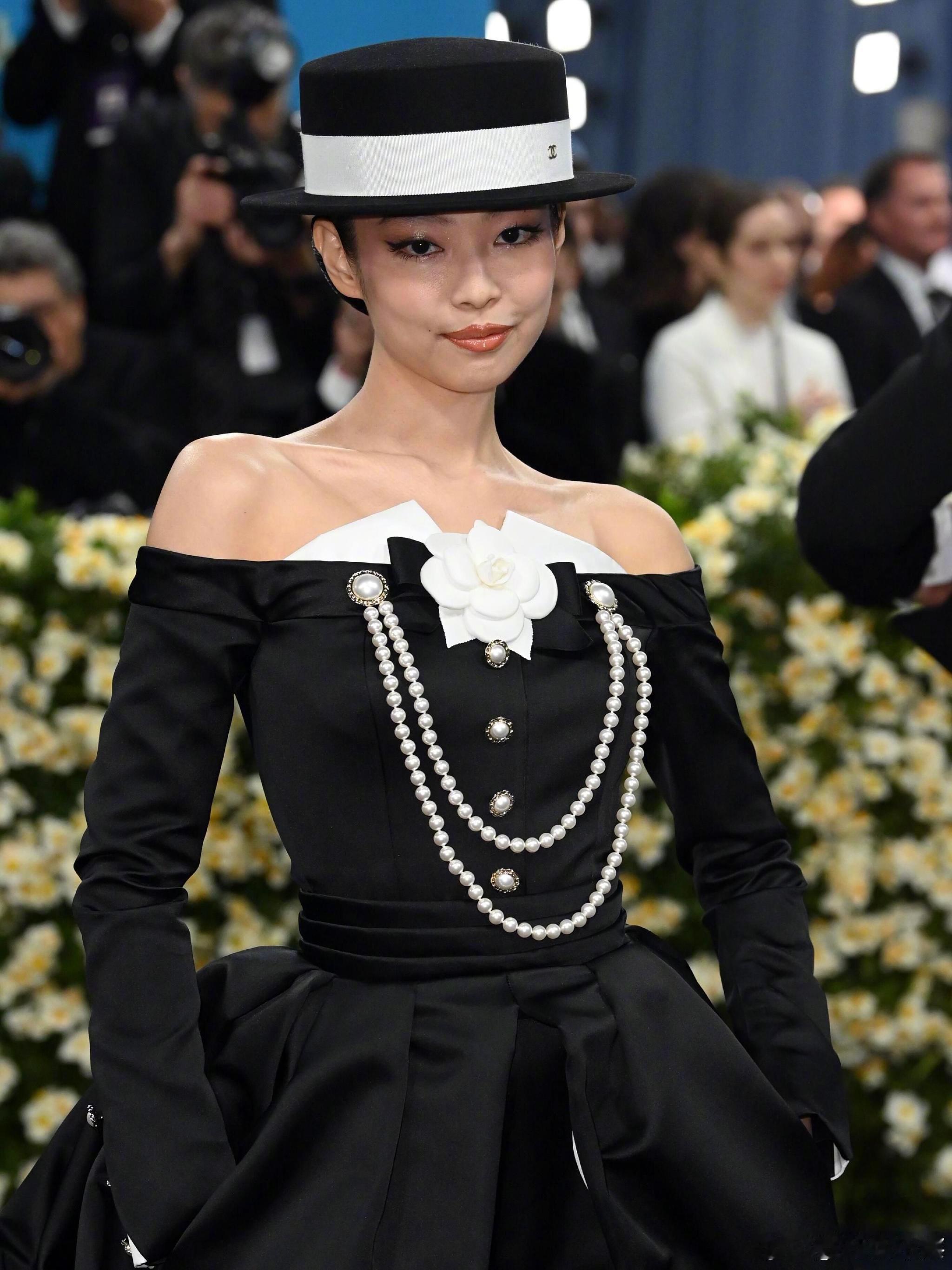 BLACKPINK全员亮相metgala红毯Jennie第三次登上MetGal