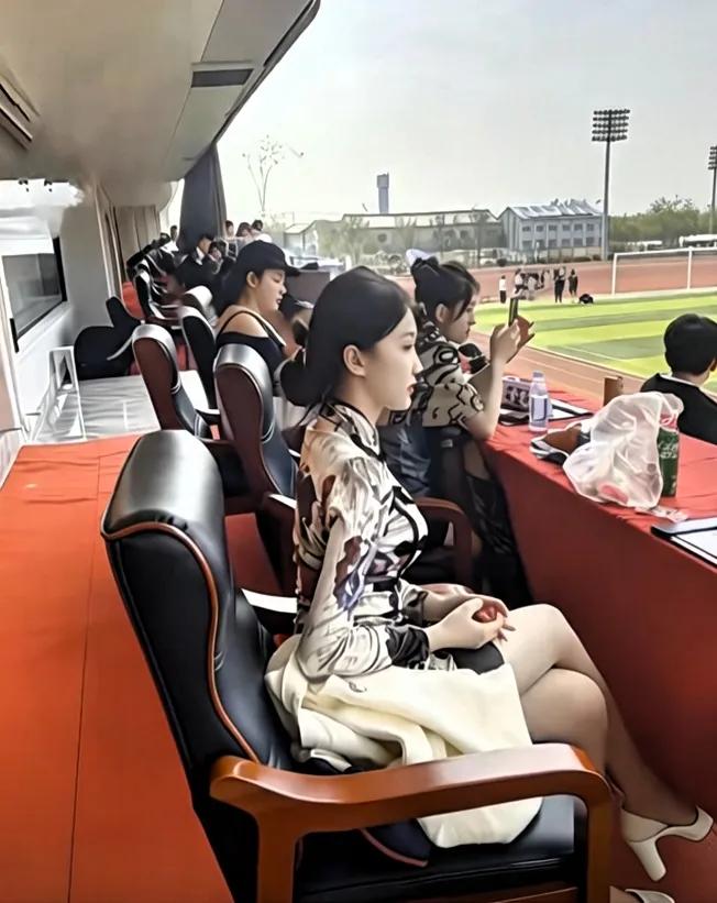 怎么就这么耐看，读你千遍也不厌倦。