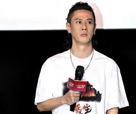 梁洛施这回可真是敞亮了！去年还传她低调带娃，今年就大方牵着马浴柯逛北
