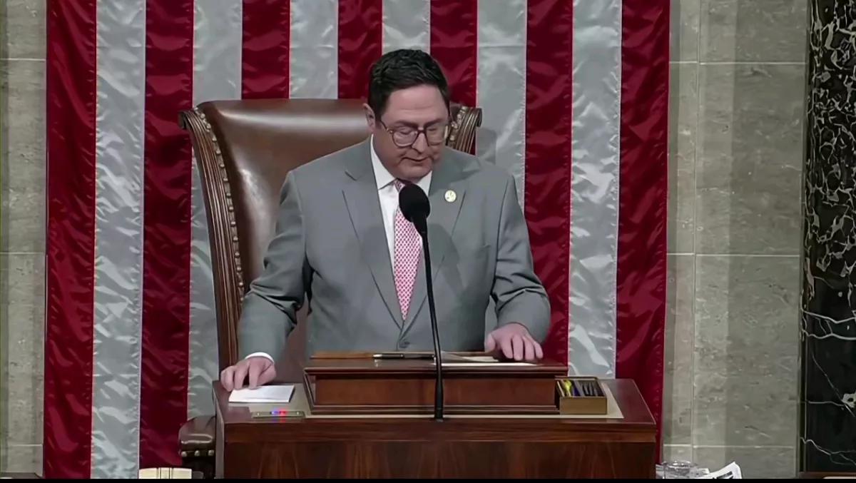 福克斯新闻消息，当地时间18日，美国众议院高票通过一项法案，要求司法部全面公开，