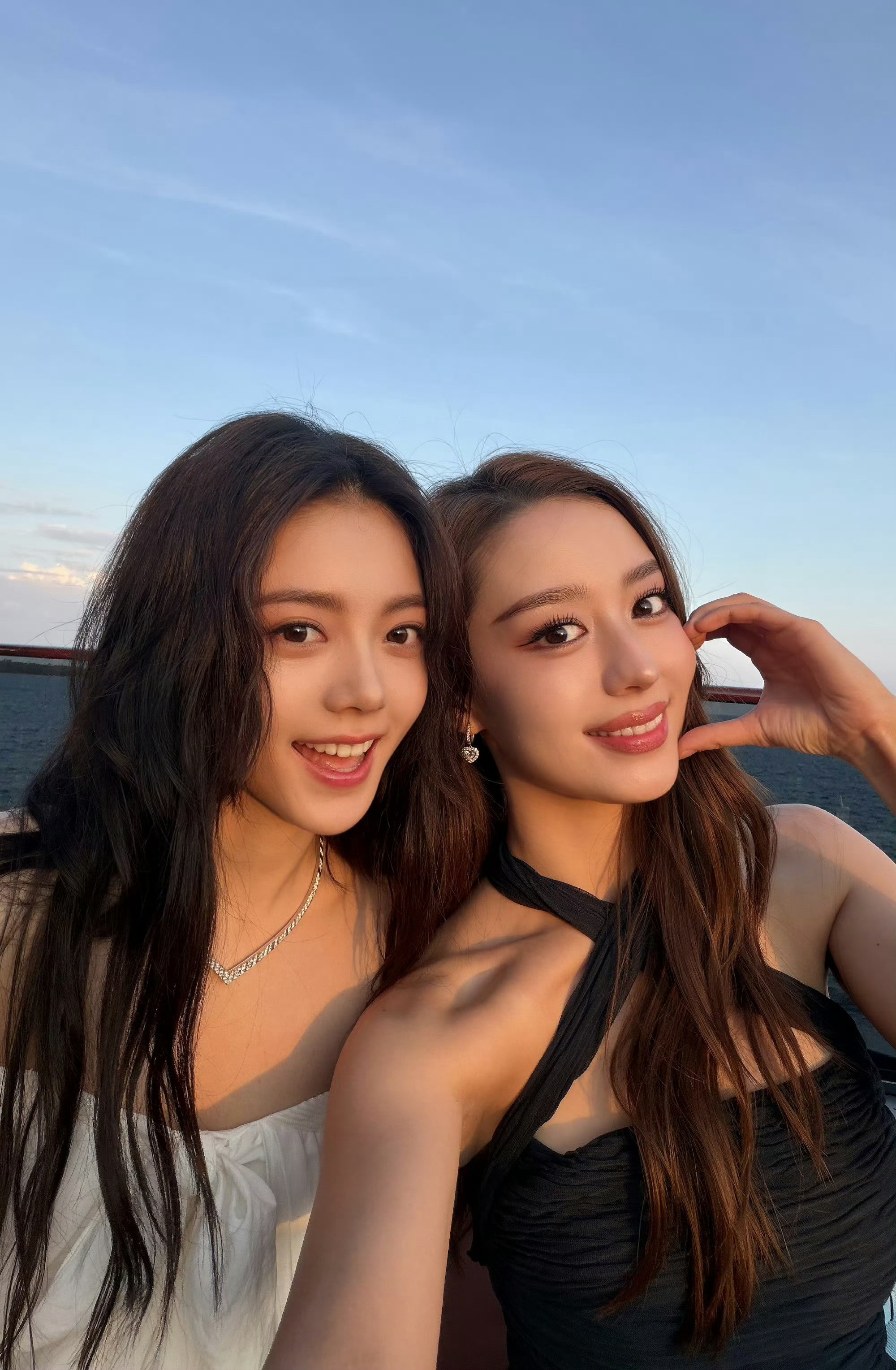 赵今麦吉娜合照两个超级漂亮的小女孩合影对我的眼睛非常非常友好期待赵今麦《无可替代