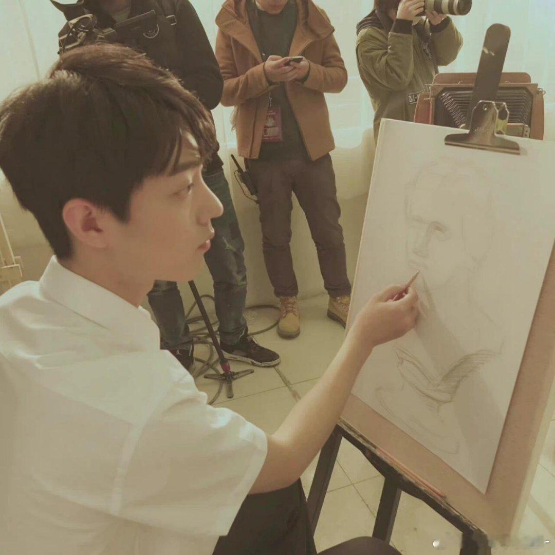 好喜欢肖战画画的样子大画家