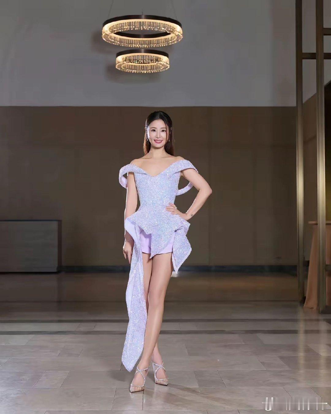 林心如这一套还挺好看的哎鞋子也好看呢​