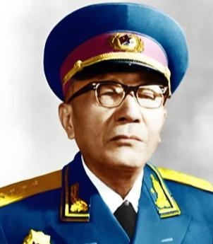 黄克诚担任中央纪委常务书记时，办过一件非常轰动的大案，直接给一位副总理记大过处分