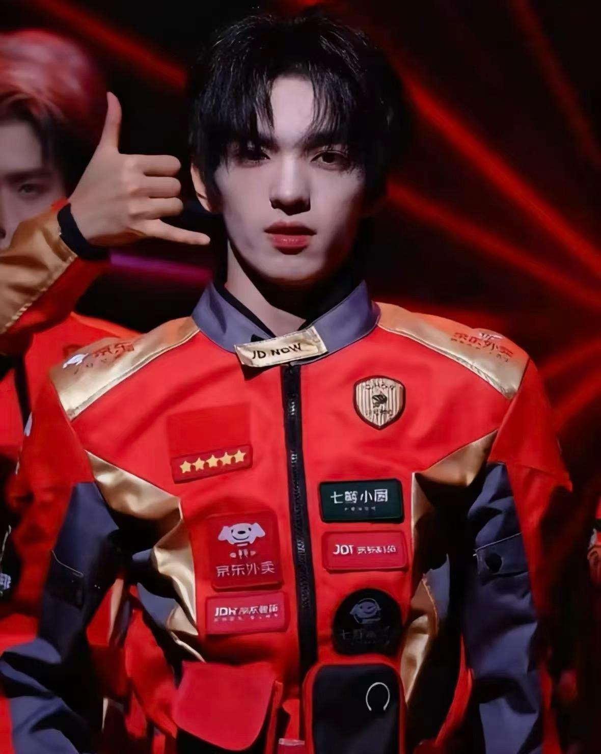 京东外卖上新制服了。京东外卖好像也上新制服了，看着还不错啊有点赛车手那味儿