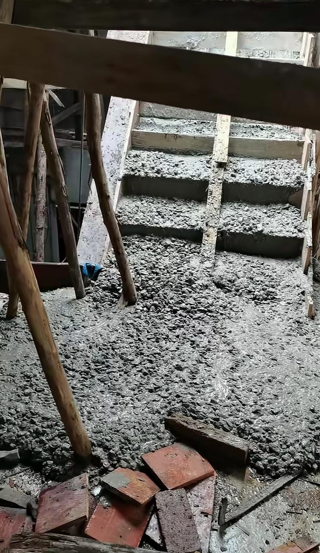 楼梯浇筑遇难题，混凝土总往下流淌，该如何处理才好？农村现浇楼梯时，常常会碰到踏