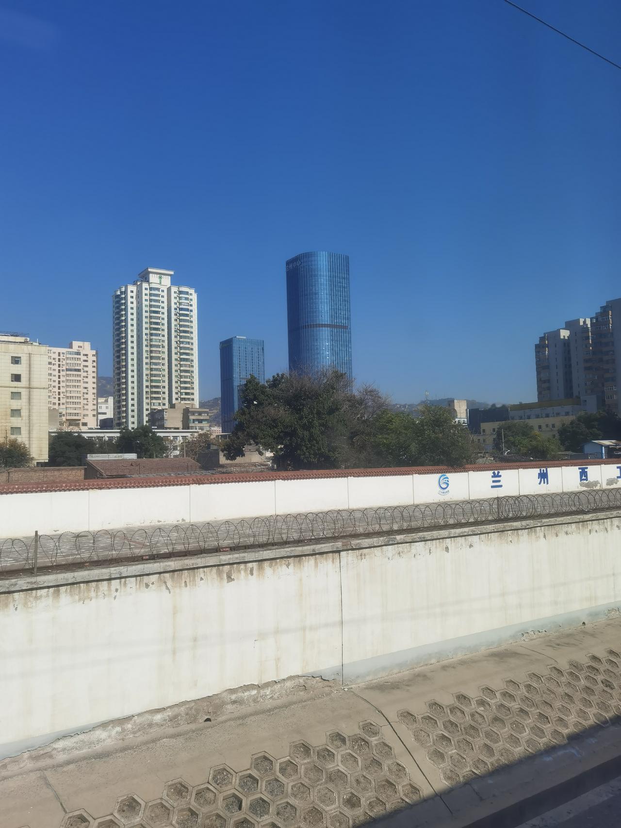 甘肃既陌生又熟悉的地方，每一次出疆进疆都要路过甘肃好多地方，天水，甘谷，定西，陇