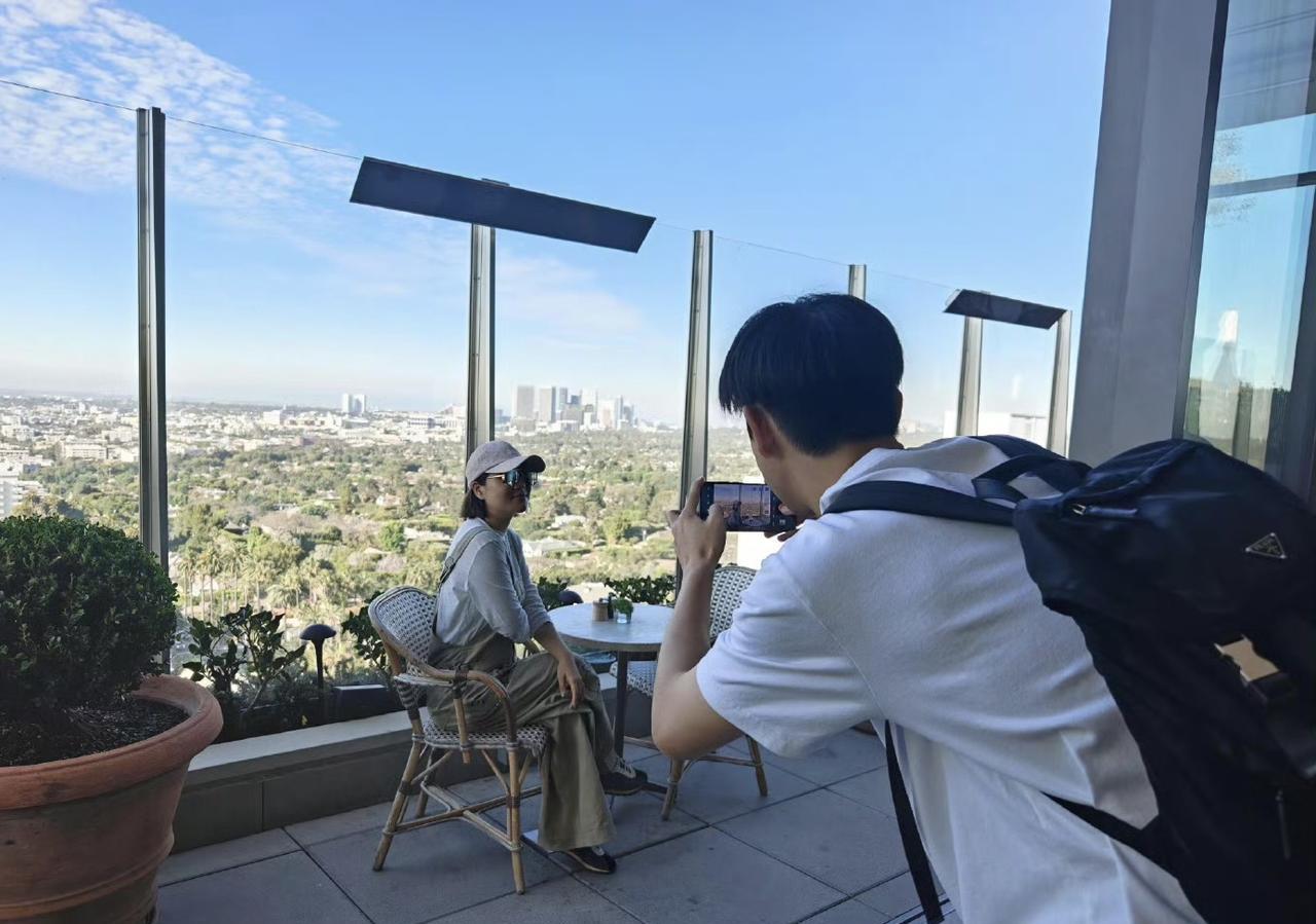 李现在洛杉矶给杨天真拍照，哈哈，李现真的是现男友，行为都是这么的男友风。我发现李