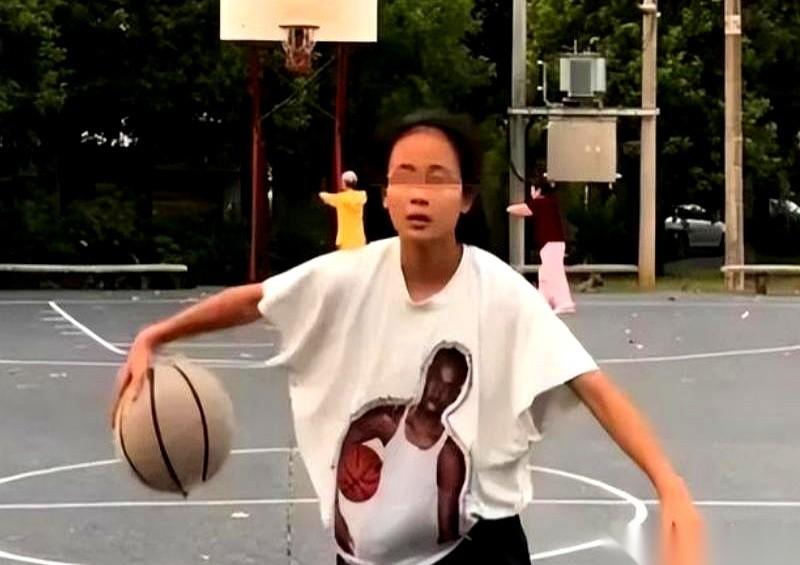 网传的一段视频里，美国某处街头，一个满头脏辫的女孩双膝狠狠砸在柏油路面上。她双手