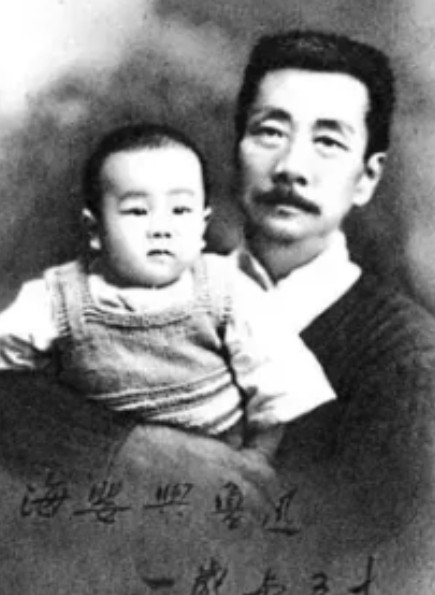 1929年，鲁迅避孕失败，生下一个儿子。一直想丁克的他，看到儿子第一眼，忍不住撇
