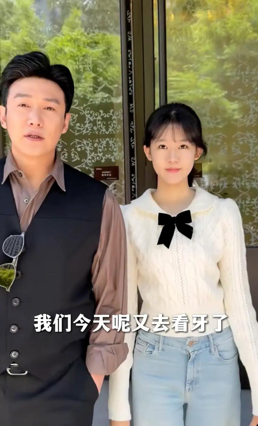 陆毅17岁女儿不会剥虾近日，陆毅晒出全家外出就餐日常视频引发