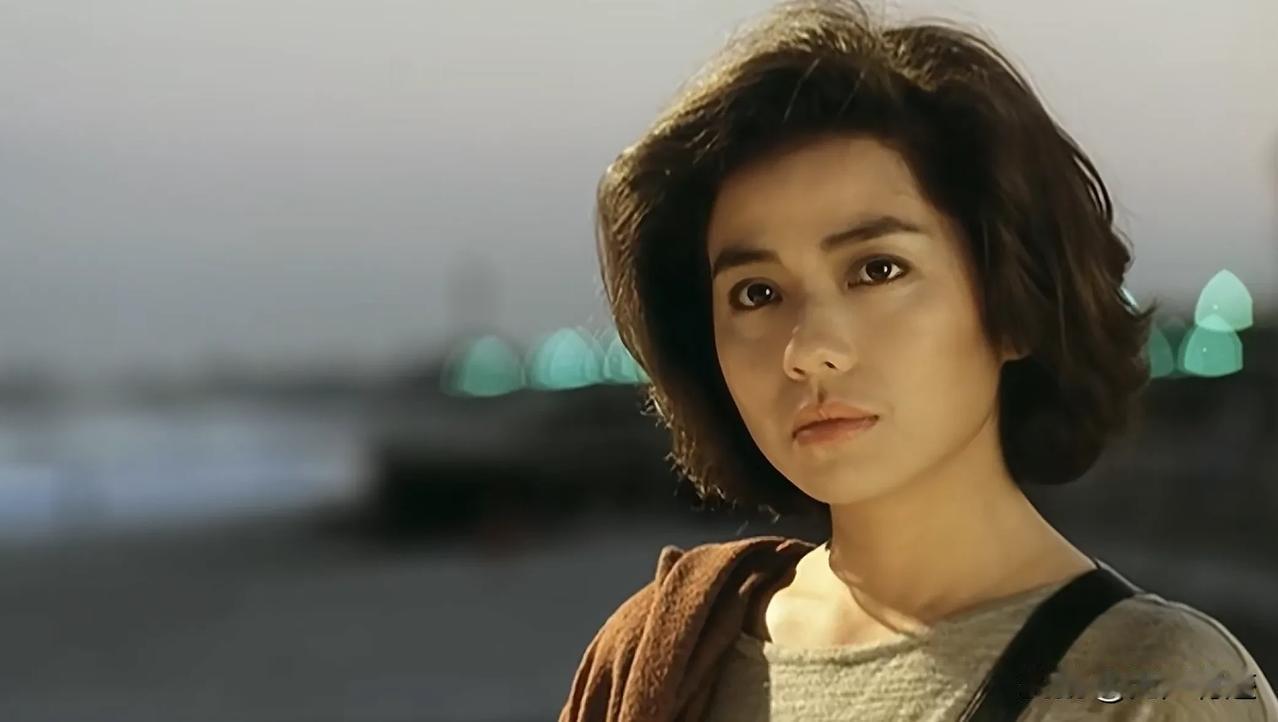 好美……！美不是没有瑕疵，不是没有皱纹，不是白得几乎透明，相反，钟楚红小麦色的皮
