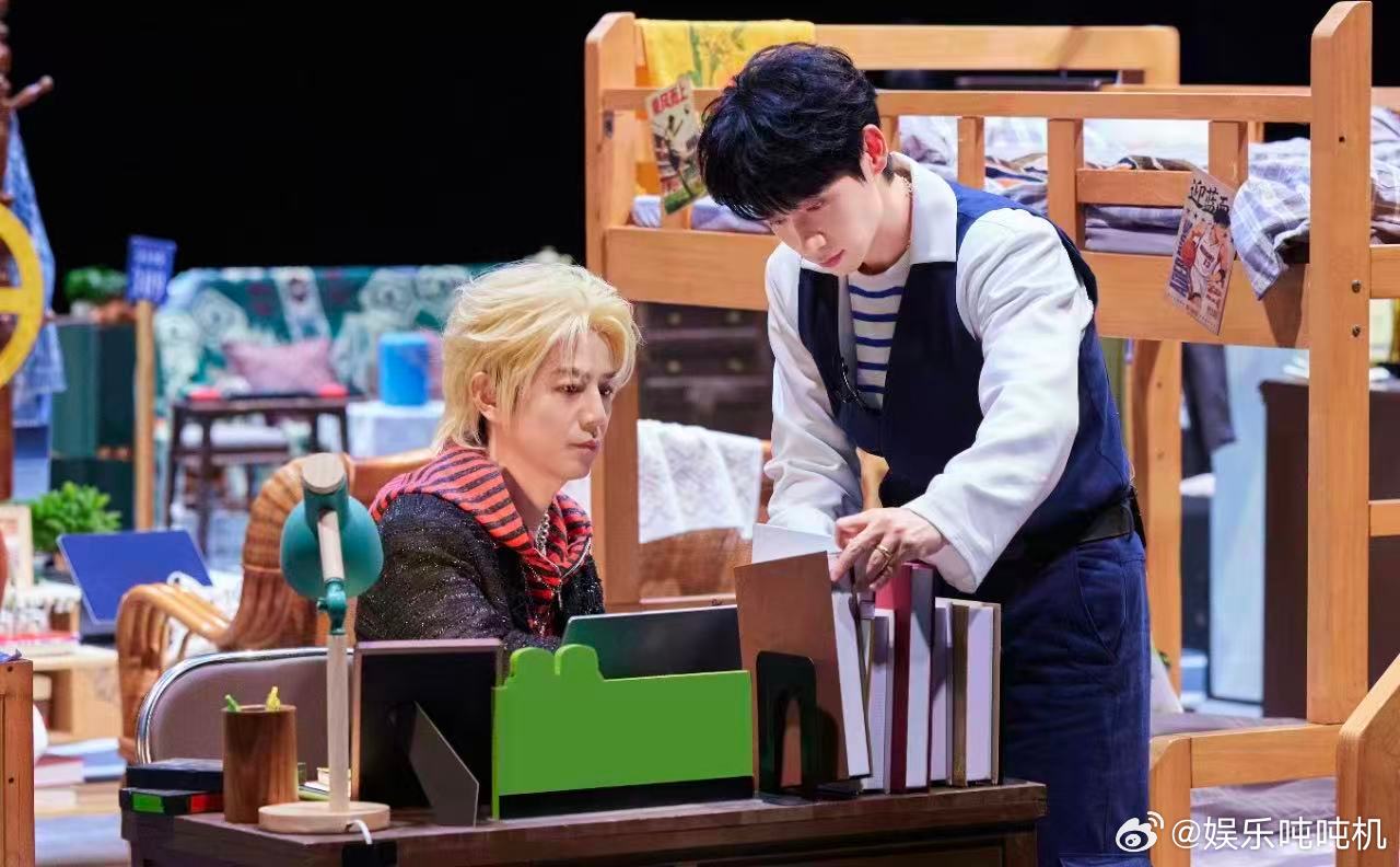 何老师听到黄毛的反应大侦探黄毛这个词现在对何老师就是开关！王鸥一提，何老师立刻