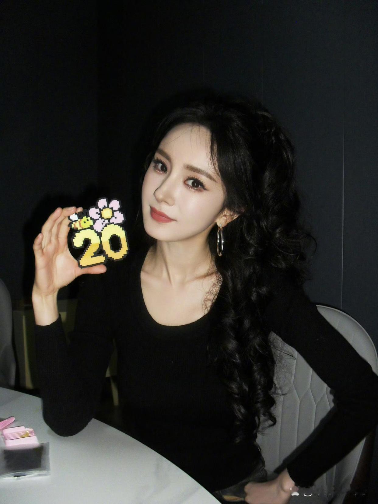 1.鞠婧祎特别反感那些追到片场的富家公子，每次都让助理出面打发，送来的东西一律退