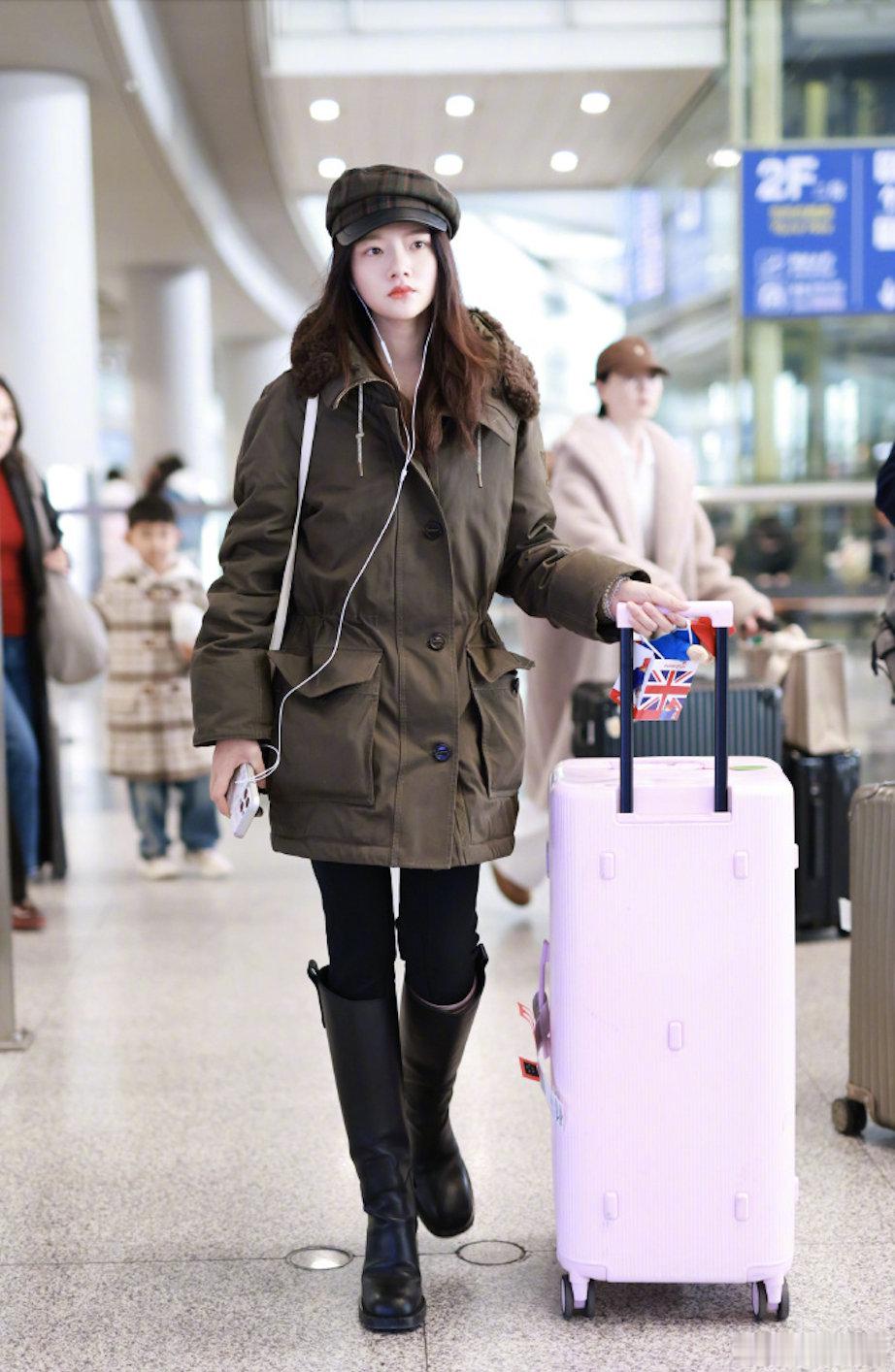 任敏回国机场路透时装周行程圆满结束，平安回国啦！一路奔波依旧气质在线，温柔又松