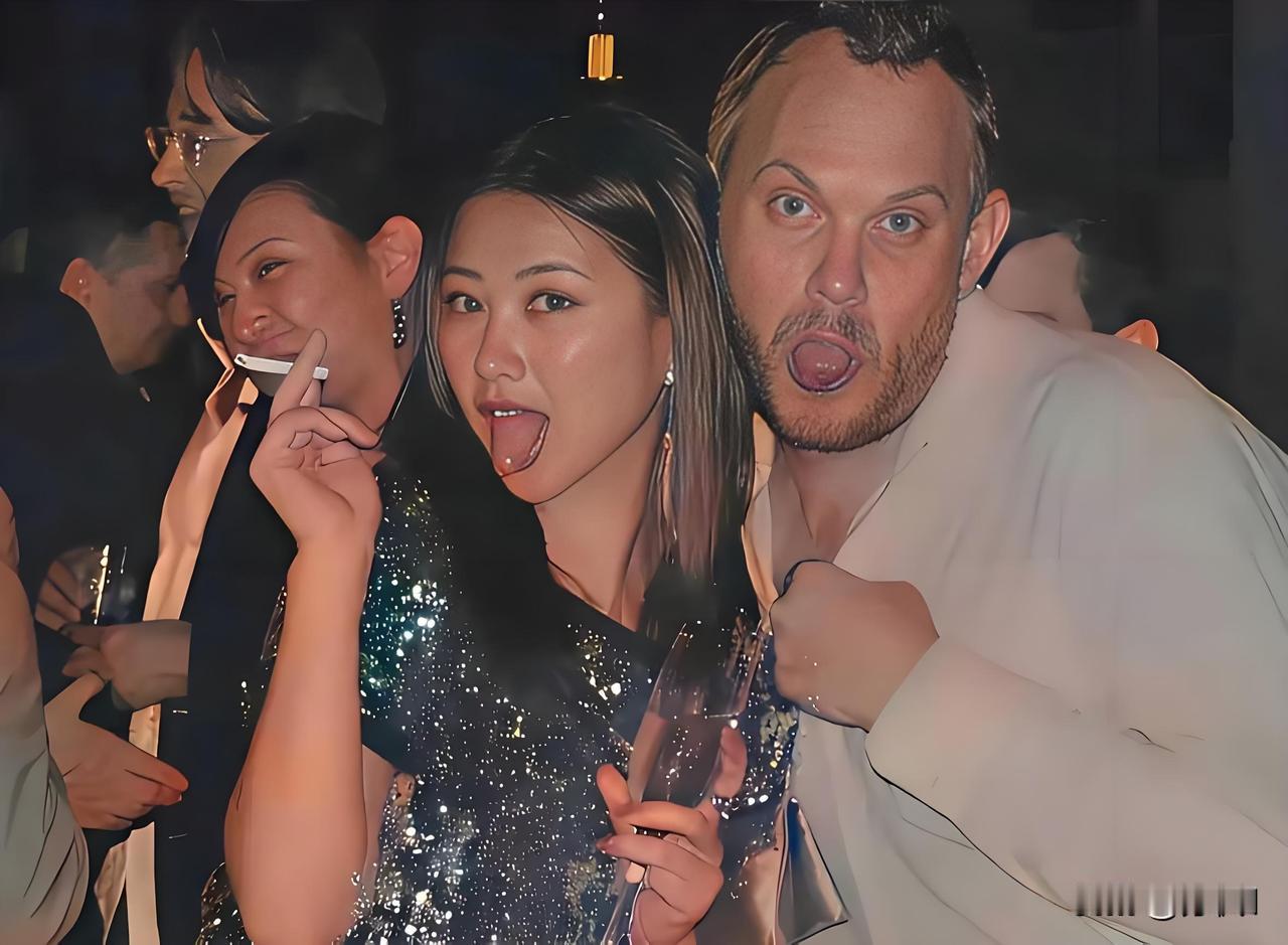朱珠的私生活总有人黑，吐个舌头怎么了，谁喝多了都会随意搞个怪