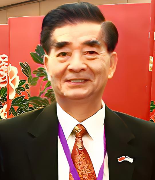 比间谍更可怕的，是间谍长了一张“活菩萨”的脸！潜伏中国数十年，人人都想给他送锦旗