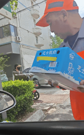 女子以扔杂物为名，把环卫叔叔叫了过来，接下来把罐头、鸡蛋、牛奶等物品交给了叔叔，