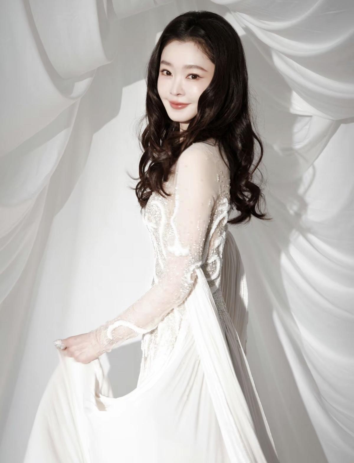 定格高光时刻！宋轶身着重工白纱礼服，在光影间诠释极致优雅[比心]宋轶的裙摆扬起一