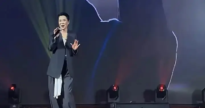 从巅峰到商演：毛阿敏现身集团年会，老总竟是她的铁粉