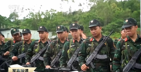 正在进行的“携手同行-2025”中越陆军联合演习中，有一处细节格外引人关注。此