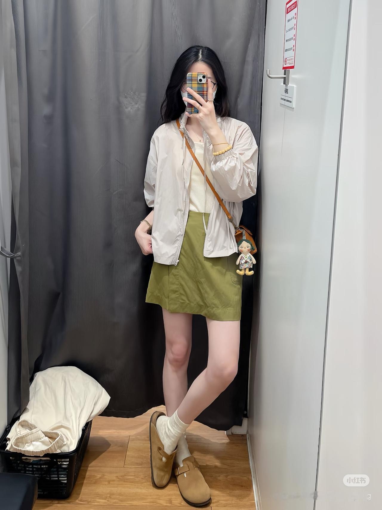 👭优衣库和Muji这2⃣️条半裙今年还会返场吗～从去年穿到今年的两条半裙～好