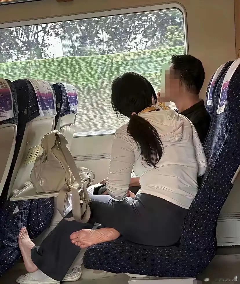 为什么每次做高铁，都能碰到这样不安分的人呢，能原谅吗？