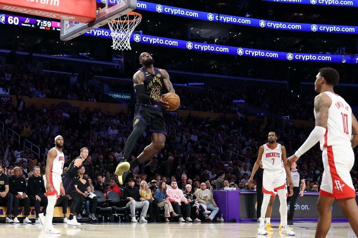 肯纳德射术惊人，但得分还是得靠战术，第一场是开局连续执行布置打对手没准备。火箭今